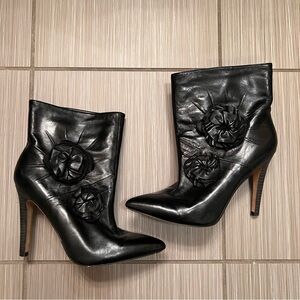 Vince Camuto RAES Black Leather Ankle Boots Rosette Stiletto Pointed Toe 6.5